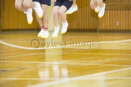 大縄跳びをする小学生 商用利用可能な写真素材 イラスト素材ならストックフォトの定額制ペイレスイメージズ