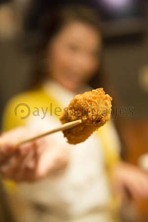 カキフライを食べる女性の写真 イラスト素材 Af ペイレスイメージズ