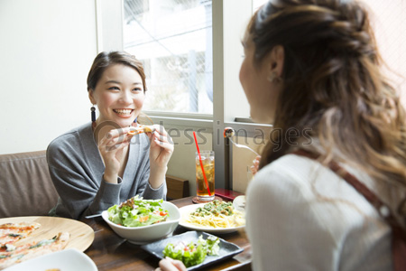 カフェでランチする女性 商用利用可能な写真素材 イラスト素材ならストックフォトの定額制ペイレスイメージズ