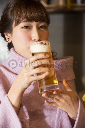 ビールを飲む女性 商用利用可能な写真素材 イラスト素材ならストックフォトの定額制ペイレスイメージズ