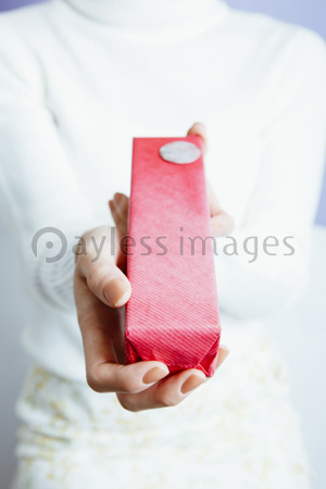 プレゼントを渡す女性 ストックフォトの定額制ペイレスイメージズ