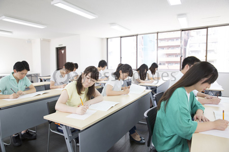 授業風景 商用利用可能な写真素材 イラスト素材ならストックフォトの定額制ペイレスイメージズ