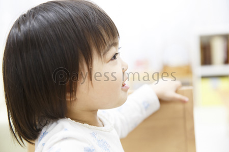 横顔の子供 商用利用可能な写真素材 イラスト素材ならストックフォトの定額制ペイレスイメージズ