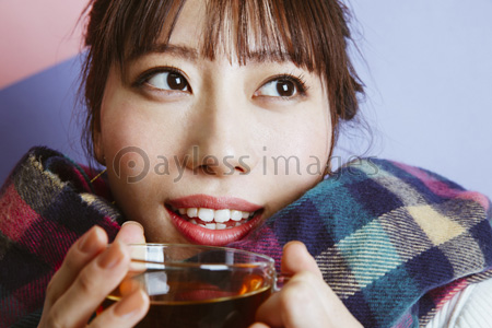 温かい飲み物を飲む女性 ストックフォトの定額制ペイレスイメージズ