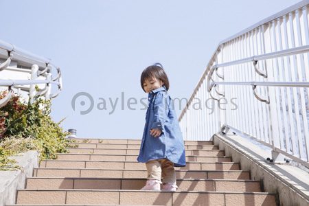 階段を上る子供 商用利用可能な写真素材 イラスト素材ならストックフォトの定額制ペイレスイメージズ