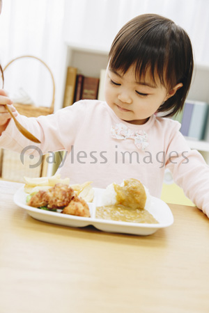 食事をする子供の写真 イラスト素材 Af9940119094 ペイレスイメージズ