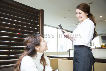 カフェ店員と女性客 ストックフォトの定額制ペイレスイメージズ