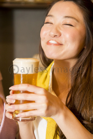 ビールを飲む女性 商用利用可能な写真素材 イラスト素材ならストックフォトの定額制ペイレスイメージズ