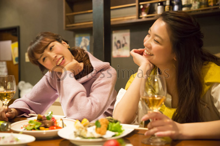 カフェで食事する女性 商用利用可能な写真素材 イラスト素材ならストックフォトの定額制ペイレスイメージズ