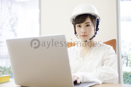 ヘルメットをかぶる女性 ストックフォトの定額制ペイレスイメージズ