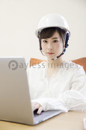 ヘルメットをかぶる女性 ストックフォトの定額制ペイレスイメージズ