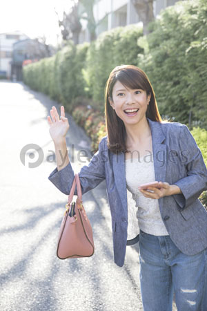 手を振る女性 商用利用可能な写真素材 イラスト素材ならストックフォトの定額制ペイレスイメージズ
