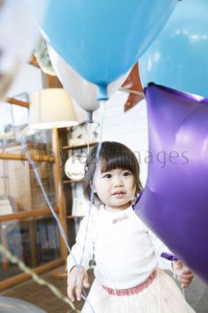 風船で遊ぶ女の子 商用利用可能な写真素材 イラスト素材ならストックフォトの定額制ペイレスイメージズ
