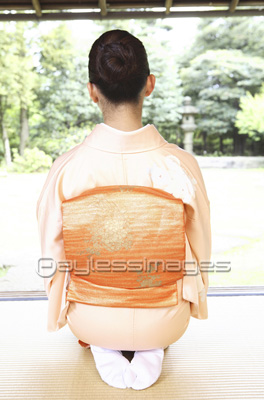 正座した和服の女性の後ろ姿 商用利用可能な写真素材 イラスト素材ならストックフォトの定額制ペイレスイメージズ