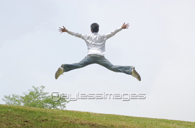 ジャンプする男性の後姿 商用利用可能な写真素材 イラスト素材ならストックフォトの定額制ペイレスイメージズ