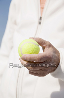 テニスボールを持つ手 商用利用可能な写真素材 イラスト素材ならストックフォトの定額制ペイレスイメージズ