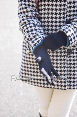 手袋をはめる女性 ストックフォトの定額制ペイレスイメージズ