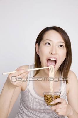 素麺を食べる女性 ストックフォトの定額制ペイレスイメージズ