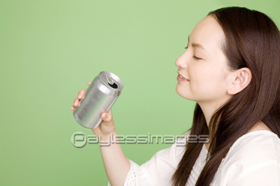缶ジュースを飲む女性 商用利用可能な写真素材 イラスト素材ならストックフォトの定額制ペイレスイメージズ