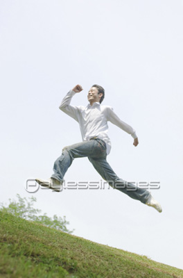 ジャンプする男性 商用利用可能な写真素材 イラスト素材ならストックフォトの定額制ペイレスイメージズ