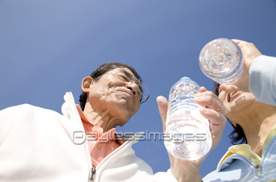 水を飲む夫婦