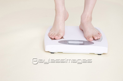 体重を確認する女性の足元