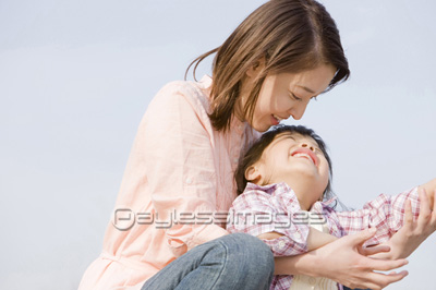 抱きしめる親子 商用利用可能な写真素材 イラスト素材ならストックフォトの定額制ペイレスイメージズ