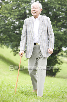 杖をつきながら散歩するシニア男性 ストックフォトの定額制ペイレスイメージズ