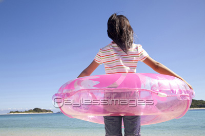 浮き輪を持った女の子 商用利用可能な写真素材 イラスト素材ならストックフォトの定額制ペイレスイメージズ