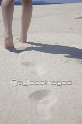 砂浜を歩く女性の足元 ストックフォトの定額制ペイレスイメージズ
