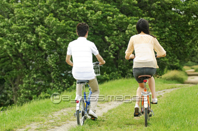 自転車で走るカップルの後姿 無料ストックフォト 無料写真素材