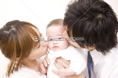 赤ちゃんにキスする親 ストックフォトの定額制ペイレスイメージズ