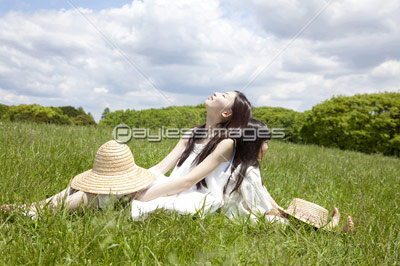 草原の女性と女の子 商用利用可能な写真素材 イラスト素材ならストックフォトの定額制ペイレスイメージズ