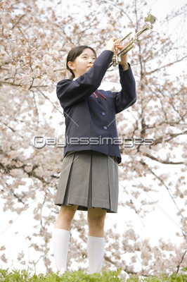 トランペットを吹く女子中学生 ストックフォトの定額制ペイレスイメージズ