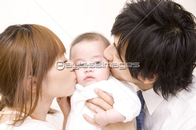 赤ちゃんにキスする親 商用利用可能な写真素材 イラスト素材ならストックフォトの定額制ペイレスイメージズ