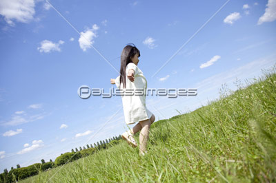 草原を歩く女の子の後ろ姿 商用利用可能な写真素材 イラスト素材ならストックフォトの定額制ペイレスイメージズ
