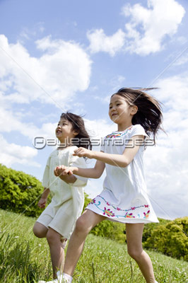 草原を走る女の子の後ろ姿 商用利用可能な写真素材 イラスト素材ならストックフォトの定額制ペイレスイメージズ