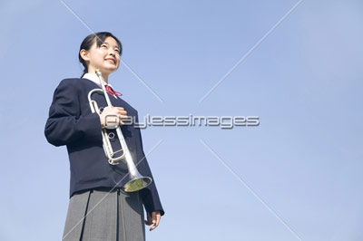 トランペットを吹く女子中学生 商用利用可能な写真素材 イラスト素材ならストックフォトの定額制ペイレスイメージズ