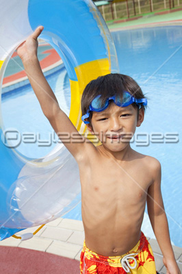 プールで遊ぶ男の子 ストックフォトの定額制ペイレスイメージズ