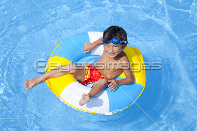 浮き輪でプールに浮かぶ水着姿の男の子 商用利用可能な写真素材 イラスト素材ならストックフォトの定額制ペイレスイメージズ