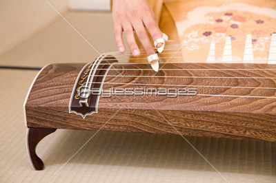 琴を弾く女性の手元 ストックフォトの定額制ペイレスイメージズ