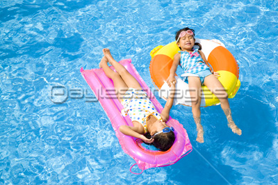 浮き輪でプールに浮かぶ子供 商用利用可能な写真素材 イラスト素材ならストックフォトの定額制ペイレスイメージズ