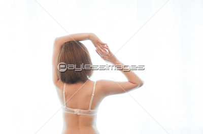 伸びをする女性の後ろ姿 無料ストックフォト 無料写真素材