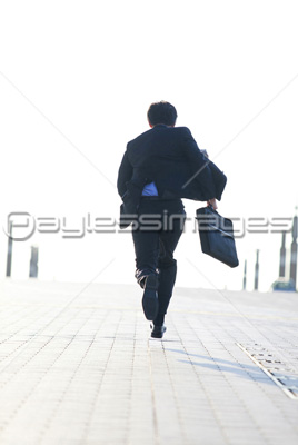 走るビジネスマンの後ろ姿 ストックフォトの定額制ペイレスイメージズ