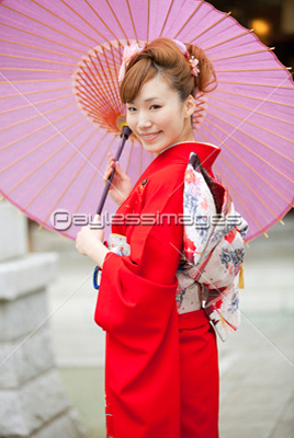 和傘を差す振袖姿の女性 商用利用可能な写真素材 イラスト素材ならストックフォトの定額制ペイレスイメージズ