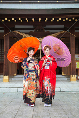 和傘を差す振袖姿の女性2人 商用利用可能な写真素材 イラスト素材ならストックフォトの定額制ペイレスイメージズ