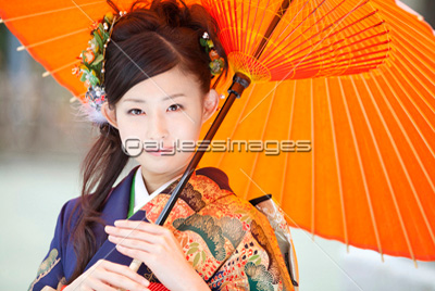 和傘を差す振袖姿の女性 商用利用可能な写真素材 イラスト素材ならストックフォトの定額制ペイレスイメージズ