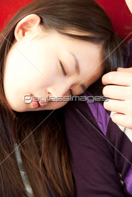 男性の肩にもたれて眠る女性 ストックフォトの定額制ペイレスイメージズ