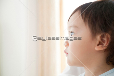 男の子の横顔 ストックフォトの定額制ペイレスイメージズ