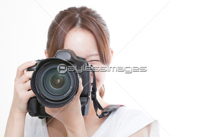 カメラを構える女性 商用利用可能な写真素材 イラスト素材ならストックフォトの定額制ペイレスイメージズ